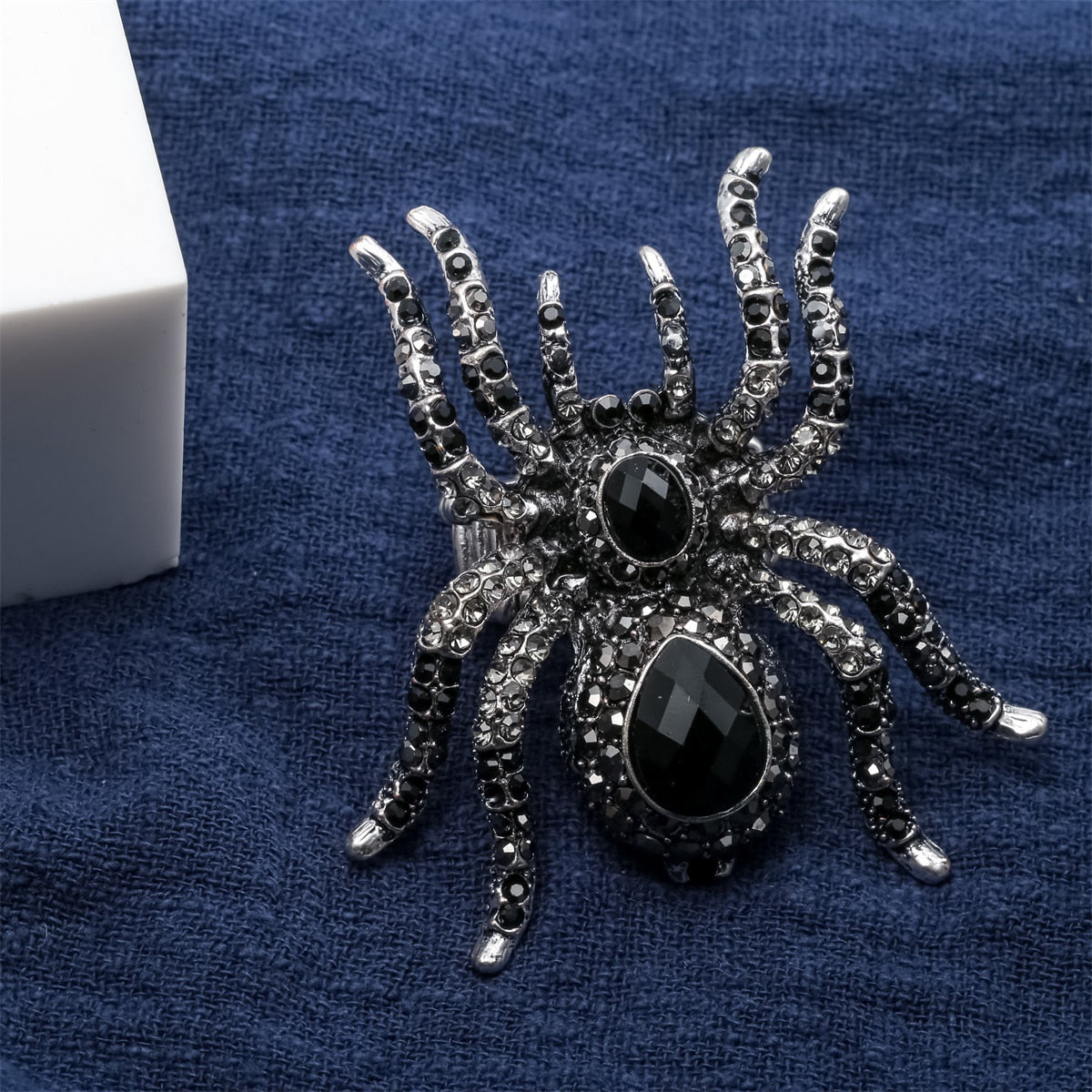 YACQ Spider Stretch Ring Scarf Clasp Halloween Party Gothic Jewelry Gifts Charms Women Girls Antique Silver Black